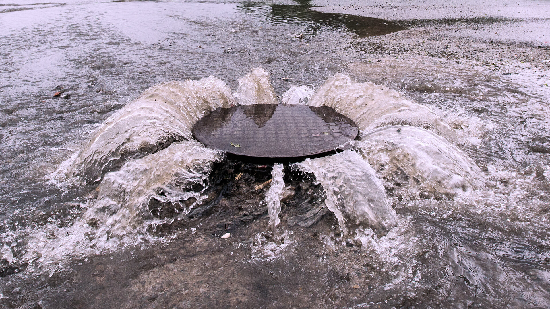 Drückendes Wasser aus dem Kanal